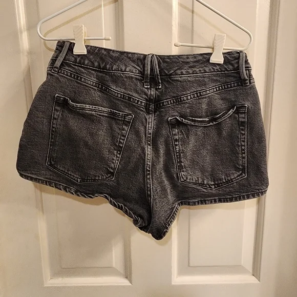 Good American Black Denim Shorts Size 8/29 - Picture 5 of 5